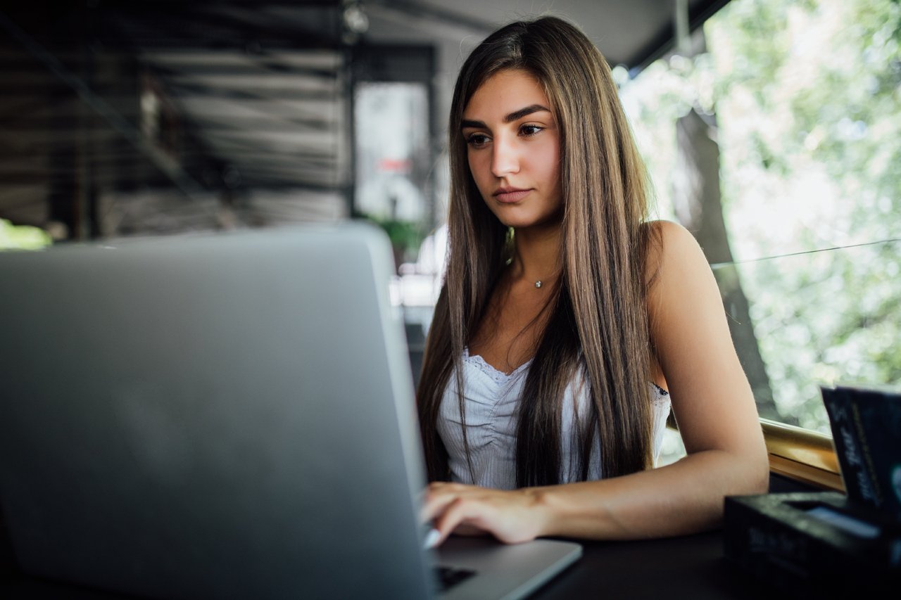 music-woman-business-computer-design-person-1629590-pxhere.com